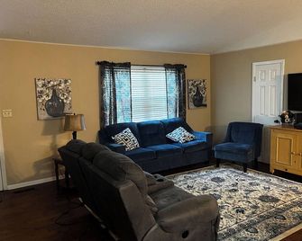 A cozy lake retreat with all the amenities and a fireplace. - Heber Springs - Obývací pokoj