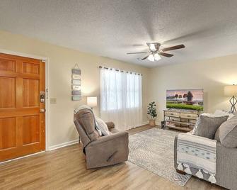 Near Charleston 3 Bed w/Fenced Yard Near Beach! - Goose Creek - Living room
