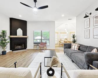 Luxury Gem in the forest-Pool&Jacuzzi&Cinema&Games - Red Oak - Living room