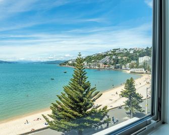 Luxury Beachfront Apartment - Private Upper Suite - Wellington - Balkong