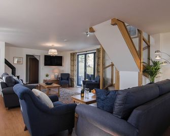 The Coach House - Ukc2772 - Sandwich - Living room