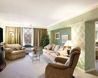 Ramada by Wyndham Lewiston Hotel & Conference Center - Lewiston - Wohnzimmer