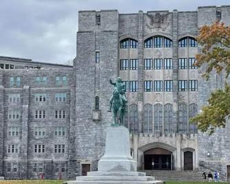 Walk To Everything West Point-2mins To Academy! Mountain Views/Private Parking - Highland Falls - Building
