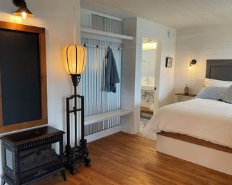 Island Alchemy Suite is a private little getaway with spectacular ocean views. - Sointula - Bedroom