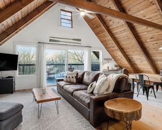 Center Hill Lake A-Frame - Lake Access & Boat Ramp - Smithville - Living room