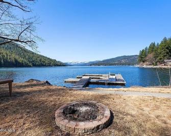 Lake Front Home w/ Spectacular Views & boat slips! - Spirit Lake - Playa