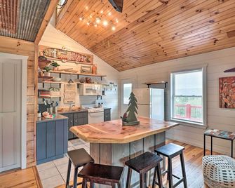 Cheery Pet-Friendly Studio with Shared Fire Pit - Mountain View - Comedor