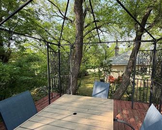 Cozy 2BD Retreat Near Danceland in Manitou Beach - Watrous - Balcón