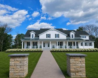 New Estate-Sized Farmhouse | 11 Bed/11.5 Bath | Indoor Pool, Gym | Elevator - New Philadelphia - Budova
