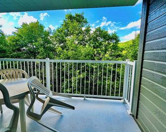 Swimming Pool Spa - Condo Mont Tremblant 2 - Mont-Tremblant - Balcony