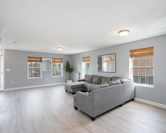 Gorgeous Waterfront 3 Bedroom, 1.5 Bathroom Unit. - New Haven - Living room