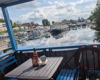 Unusual floating cottage with private Jacuzzi at the Marina - Saint-Jean-de-Losne - Balcón