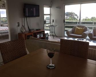 Ahipara Golden Sands Beach House with Ocean Views - Ahipara - Restaurant