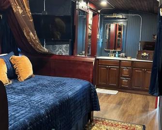 Unique Santa Fe Caboose Experience - Brownwood - Schlafzimmer