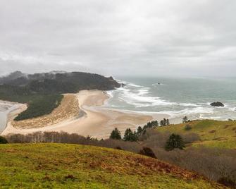 Secluded home with treetop views & balcony - near beach/Cascade Head - Otis - Playa