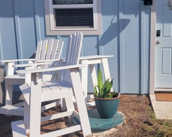 Seaside Retreat - resort setting with beach and pool access - Mexico Beach - Patio