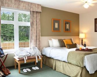 WindTower Lodge And Suites - Canmore - Bedroom