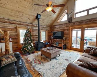Luxurious, secluded log cabin. Mountain views. Sauna, hot tub. 3 primary suites. - Mancos - Sala de estar