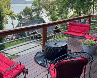 Lake front 2-BR cabin,Guntersville Lake in Scottsboro, AL with spectacular views - Scottsboro - Balkon