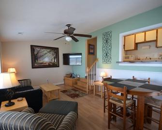 Isle of Palms One Bedroom Condo 1/2 block Front Beach fun - Isle of Palms - Living room