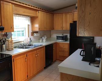 Charming House 13 feet from lake with Breathtaking Water Views for Rent - Augusta - Kitchen