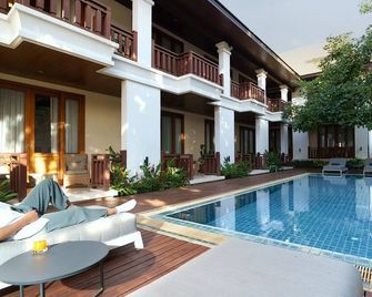 Athena Hotel - Pakse - Piscina