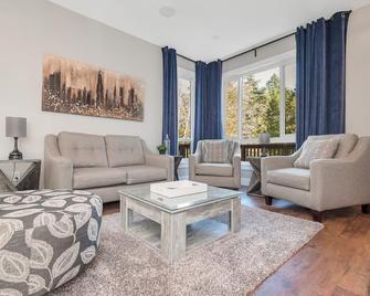 Vi Cottage - North Saanich - Living room