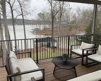 Lake Front House with Dock, Kayaks, and Boat Slip - Troy - Balcón