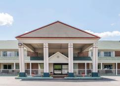 Days Inn by Wyndham Columbus IN - Columbus - Gebouw