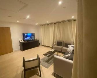Luxury 2 bed ensuite 2 bathroom apartment East Croydon - South Croydon - Sala de estar