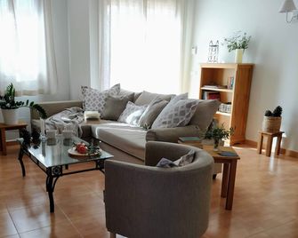 Apartment with big terrace and fantastic views - Iznájar - Sala de estar