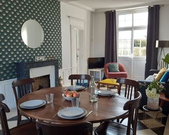 La maison d'à côté - May-sur-Orne - Essbereich