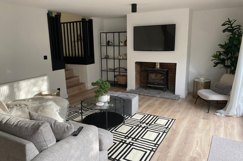 Sleeps7-parking-garden-patio - Johnstone - Вітальня