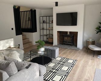 Sleeps7-parking-garden-patio - Johnstone - Wohnzimmer