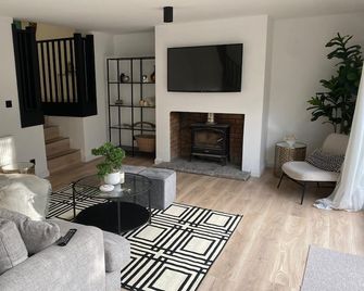 Sleeps7-parking-garden-patio - Johnstone - Вітальня
