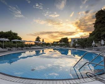 Pharos Hvar Bayhill Hotel - Hvar - Pool