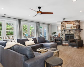 2-story downtown home with enclosed yard, deck, firepit, gas grill & fireplace - Annapolis - Living room