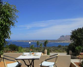 Theodosia Studios - Agia Marina - Binnenhof