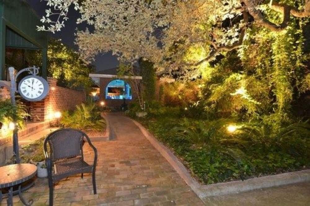 Far View - A Bed & Breakfast Estate - Brenham - Innenhof