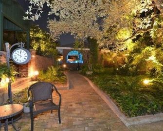 Far View - A Bed & Breakfast Estate - Brenham - Innenhof