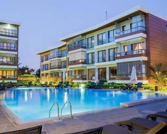 Accra Fine Suites - อักกรา - สระว่ายน้ำ