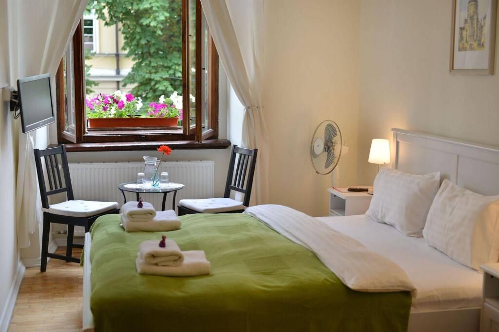 أون ذا سكوير جيست هاوس - لفيف - غرفة نوم