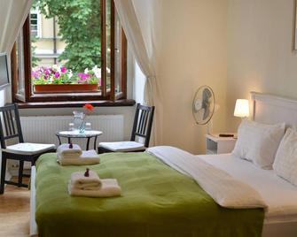 أون ذا سكوير جيست هاوس - لفيف - غرفة نوم