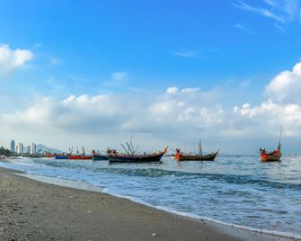 Prime Time Hotel Bang Saen - Chonburi - Beach