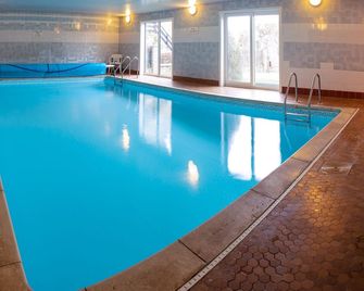 One bedroomed holiday cottage that sleeps up to 2, with off road car parking and shared indoor pool - Scarborough - Pool