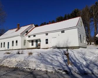 19th-century farmhouse with views, near trails, lakes, skiing and so much more! - West Glover - Edificio