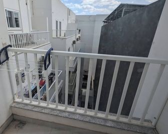 Private cosy room in a modern suburban penthouse - Luqa - Balkon