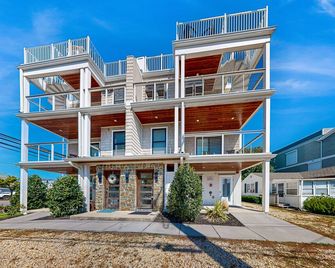 Modern Retreat | Rooftop Deck with Ocean & Bay Views | Walk to Dewey Beach - Dewey Beach - Building