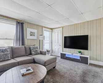 Snug Escape Close to Niagara Falls home - Cataratas del Niágara - Sala de estar