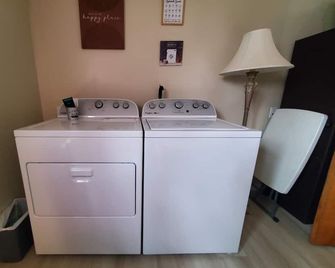 Charming 3b, 1& 1/2 Bath Ranch House. Sleeps 6. Full Ac. Near Suny Fredonia. - Fredonia - Lavandería